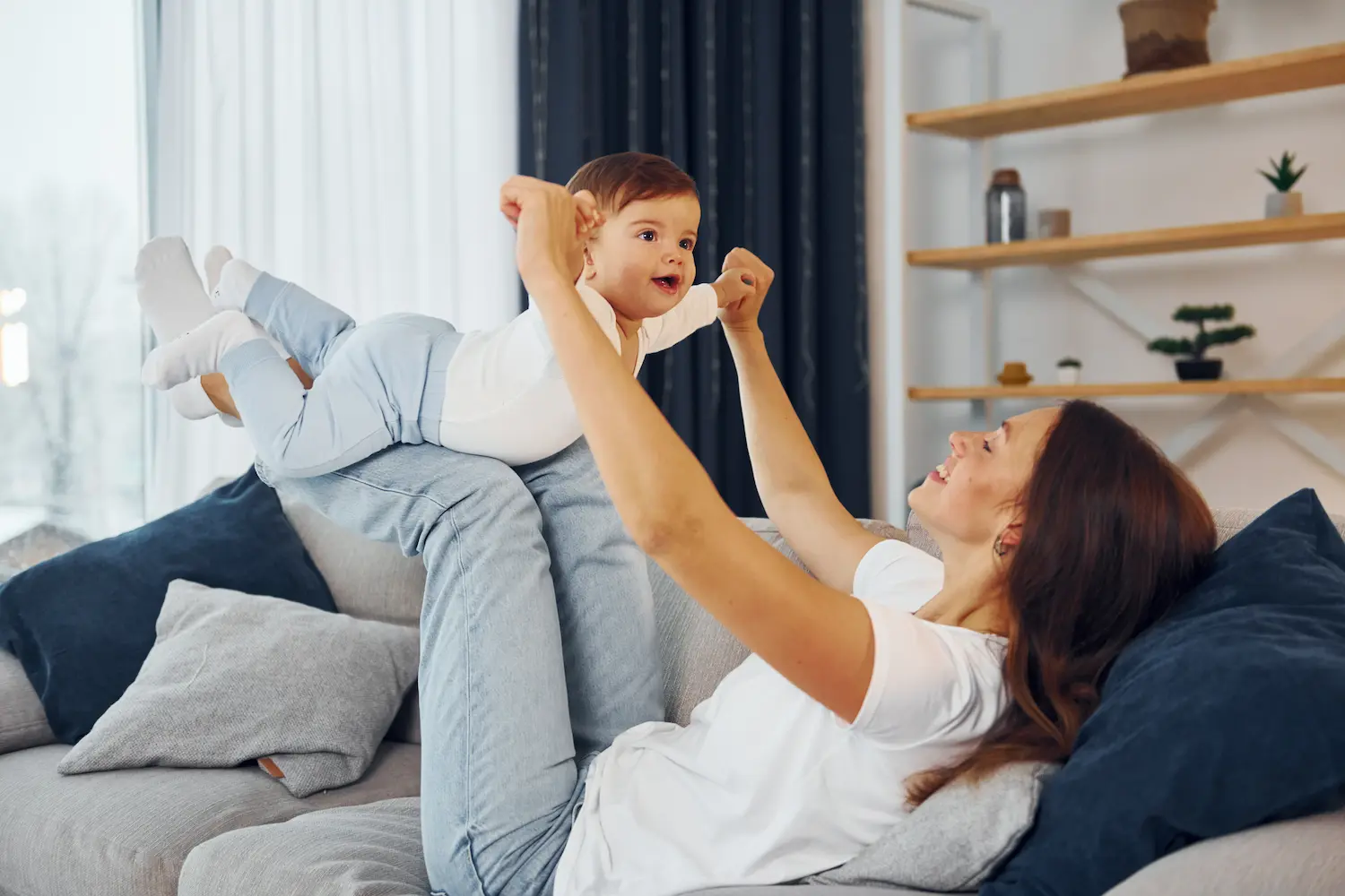 Maman joue avec bébé